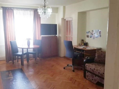 Apartament 3 camere, decomandat, zona strazii Bucuresti.