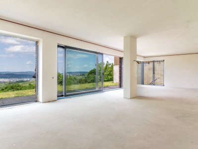 Apartament exclusivist cu 3 camere, curte, view spectaculos, cartier Europa.