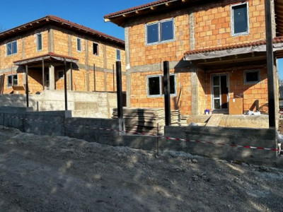 Casa individuala semifinisata, 500 mp teren, Dezmir.